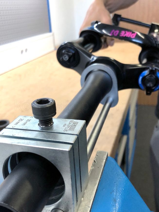 Направляюча для різання труби керма Unior Tools Steerer tube cutting guide