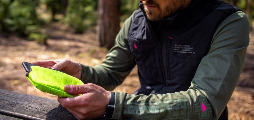 Кошелек водозащитный Muc-Off Rainproof Essentials Case [Hi-Vis]